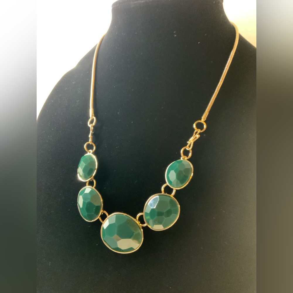 Avon 2015 Green Scene Necklace 16”+3” Green Faceted Stones Gold Tone NWOT